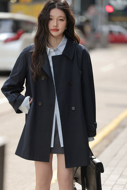 シックなカーキトレンチジャケット