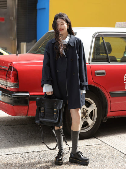 シックなカーキトレンチジャケット