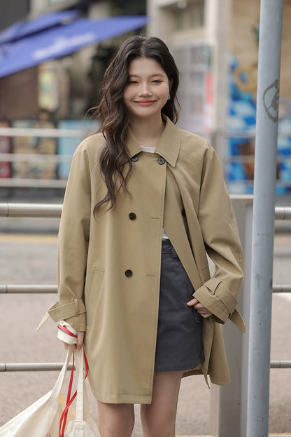 シックなカーキトレンチジャケット