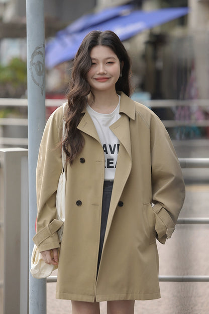 シックなカーキトレンチジャケット
