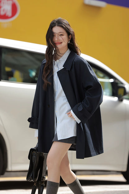 シックなカーキトレンチジャケット