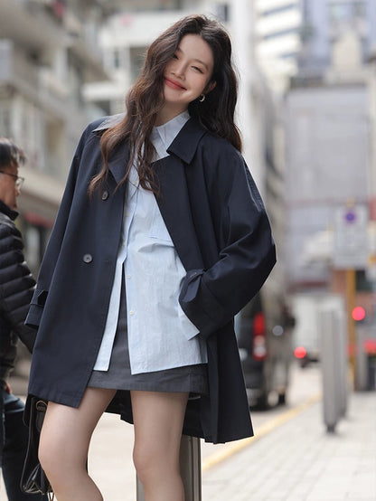 シックなカーキトレンチジャケット