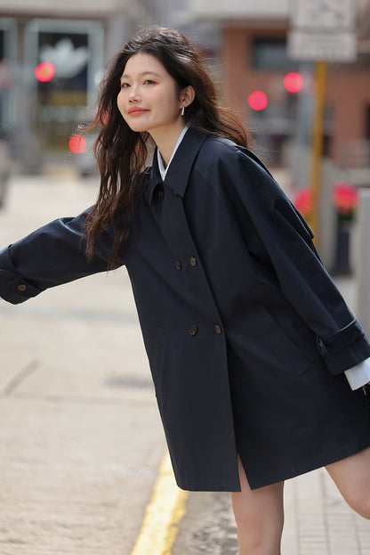 シックなカーキトレンチジャケット