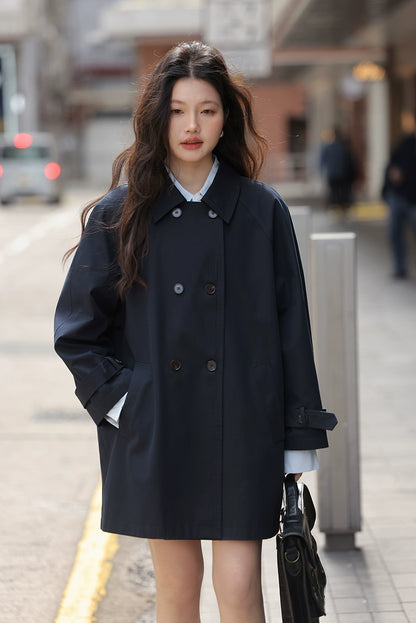 シックなカーキトレンチジャケット