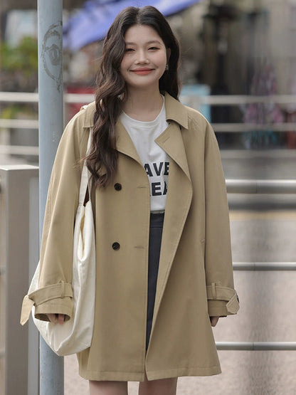 シックなカーキトレンチジャケット