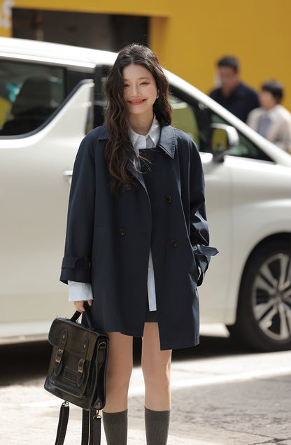 シックなカーキトレンチジャケット