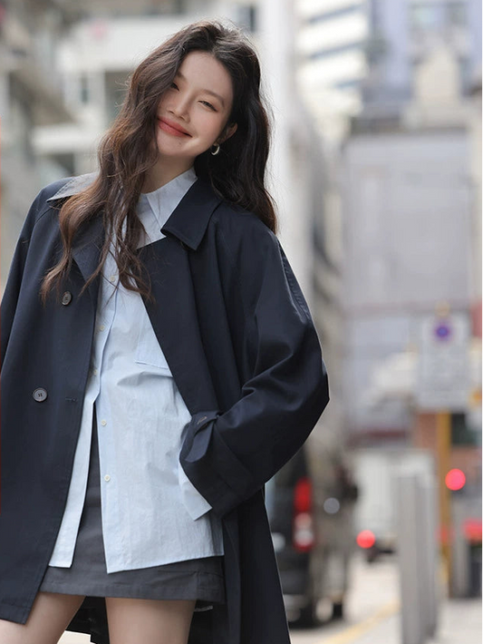 シックなカーキトレンチジャケット