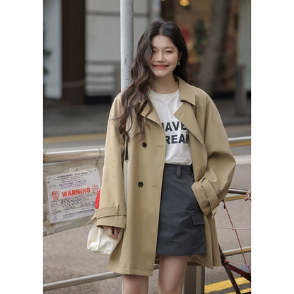 シックなカーキトレンチジャケット