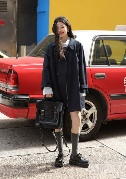 シックなカーキトレンチジャケット