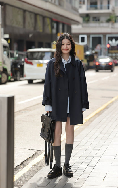 シックなカーキトレンチジャケット