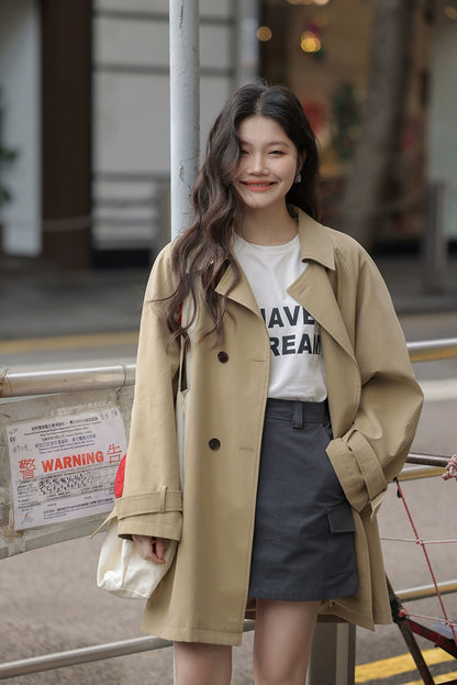 シックなカーキトレンチジャケット