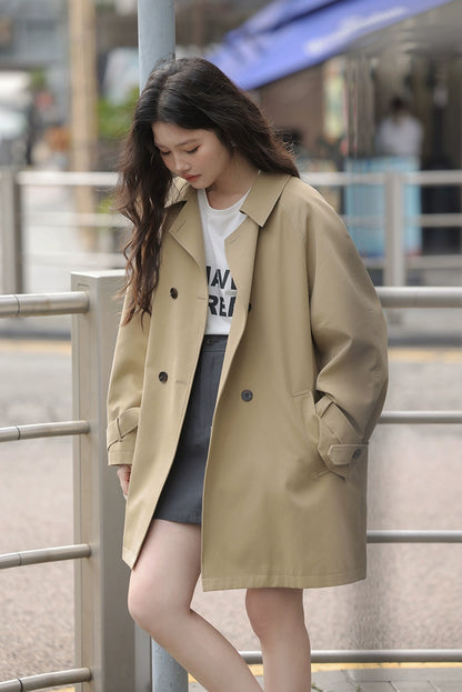 シックなカーキトレンチジャケット
