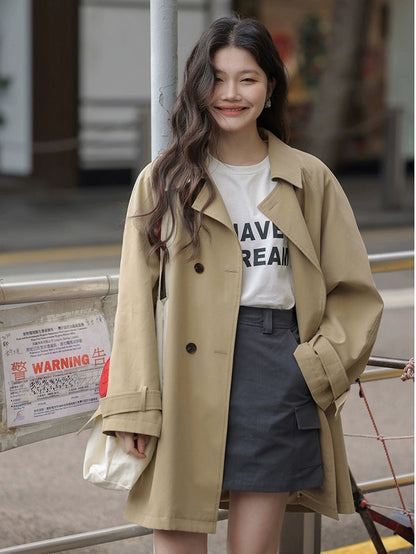 シックなカーキトレンチジャケット