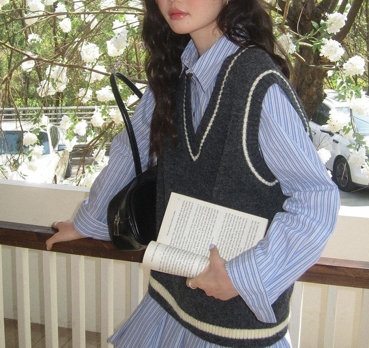 Stylish V-neck knitted vest jacket